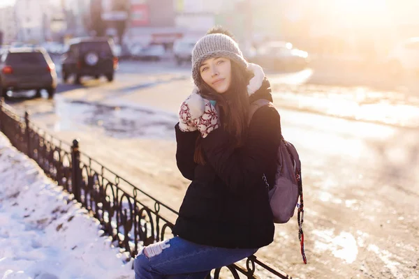 Pití horkých nápojů. Mladá ženská osoba požívající kávu jít ven na slunný zimní den — Stock fotografie