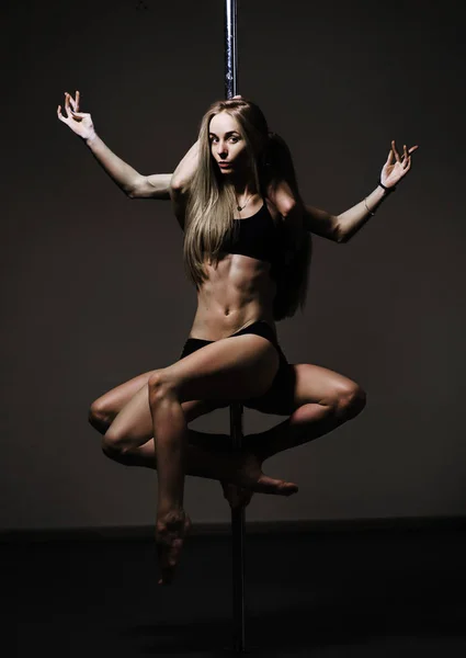 Två unga sexiga pole dance kvinnor — Stockfoto