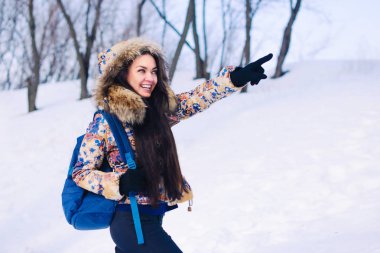 Kadın beyaz kış orman karda hiking. Rekreasyon ve açık havada doğada sağlıklı yaşam tarzı. Sunset bulvarında kameraya bakarak güzellik sarışın.