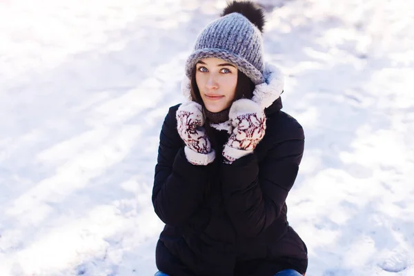 幸せな女は幸せと吹く雪冬の自然の中 — ストック写真