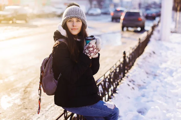 冬、雪の降る日に外出するコーヒーを保持している美しい女性の冬の肖像. — ストック写真