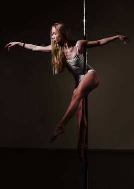 Dramatik bir poz tutan bir muhteşem atletik direk dansör portresi