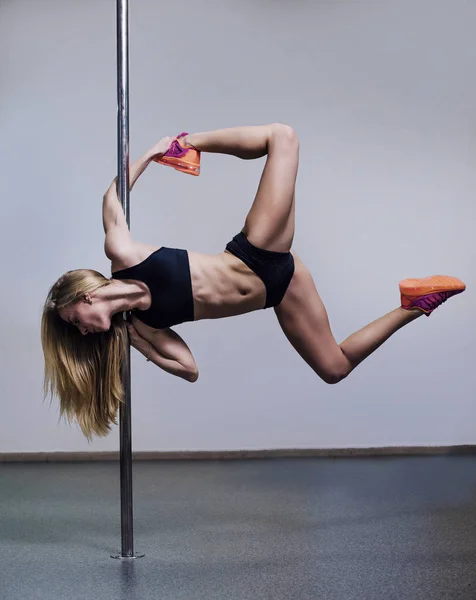 Bir poz bir pole fitness sınıfta tutan güzel genç kadın — Stok fotoğraf