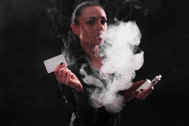 Güzel iş oyun kağıdı ile vaping el kadındır. Koyu arka plan. Stüdyo çekim. Portre kadar kapatın