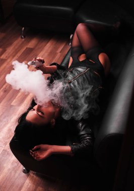 güzel kadın (vaping) e-sigara duman, buhar ile