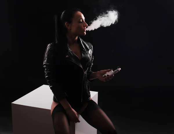 सेक्सी ब्रुनेट महिला धूम्रपान इलेक्ट्रॉनिक सिगारेट — स्टॉक फोटो, इमेज