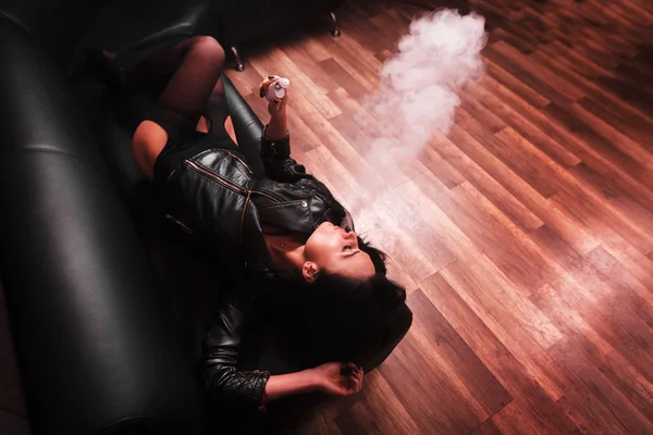 Mulher bonita fumar (vaping) e-cigarro com fumaça, vapor — Fotografia de Stock