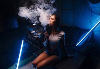 Vaping kavramı, seksi kadın sigara ve vaping 