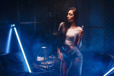 Vaping kavramı. el içinde vape tarz seksi kadınla