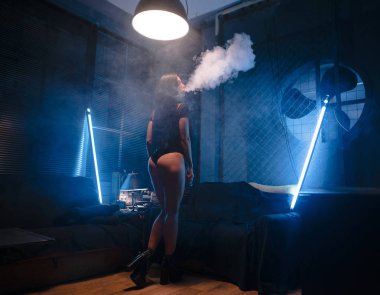 Seksi esmer vaping vaponizer ve clouding, seksi bod kadınla