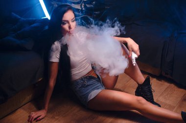 Seksi esmer vaping vaponizer ve clouding, seksi bod kadınla