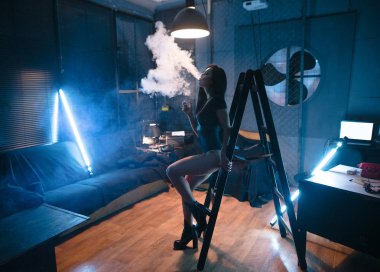 Seksi esmer vaping vaponizer ve clouding, seksi bod kadınla