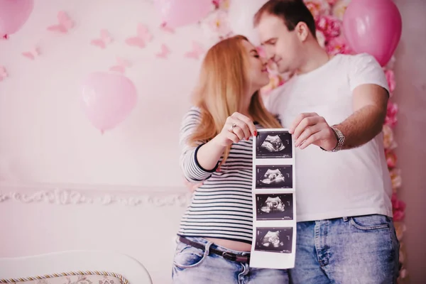 Mujer embarazada y marido sosteniendo ultrasonido foto del bebé —  Fotos de Stock
