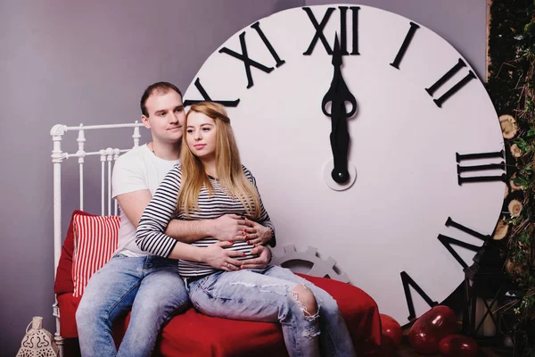 큰 시계 근처 임신 부부 — 스톡 사진