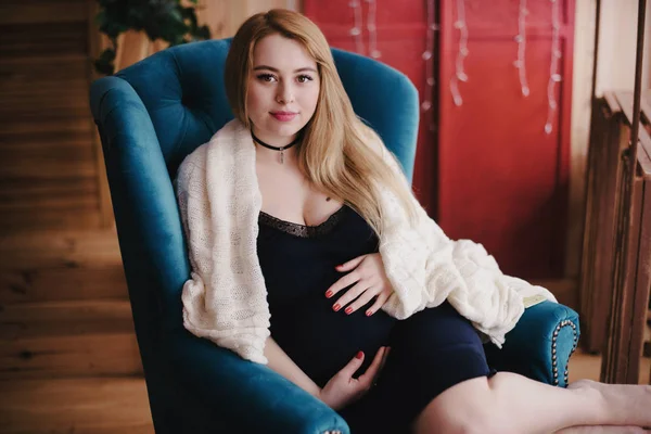 Wanita hamil duduk di kursi — Stok Foto
