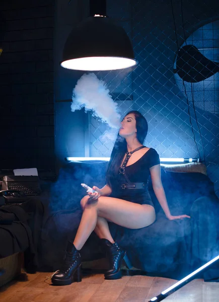 セクシーなブルネット vaping vaponizer と混濁、セクシーな bod を持つ女性 — ストック写真