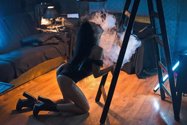 女人吸雾。性感的黑发女郎，电子香烟。蒸气 con — 图库照片
