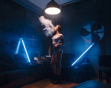 kadın vaping. seksi esmer elektronik sigara ile. buharı con