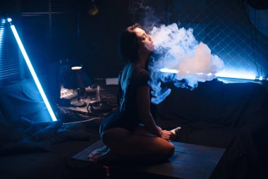 Seksi esmer vaping vaponizer ve clouding, seksi bod kadınla