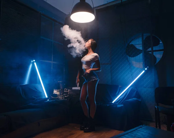 Γυναίκα ατμίσματος. σέξι μελαχρινή με ηλεκτρονικό τσιγάρο. ατμός con — Φωτογραφία Αρχείου