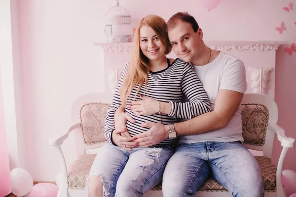 Молода пара з вагітною жінкою — стокове фото