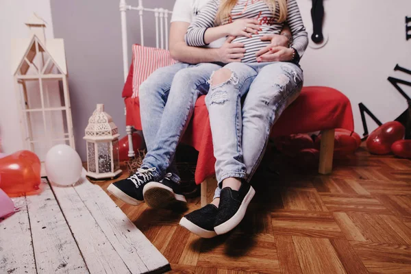 怀孕的夫妇。在 shoet 的双腿靠拢 — 图库照片