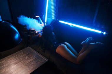 Seksi esmer vaping elektronik nargile
