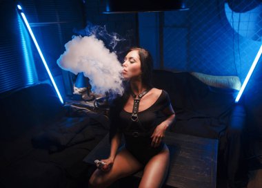 Seksi kadın vaping elektronik nargile. Vape kavramı