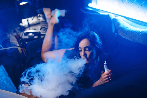 Seksi esmer vaping elektronik nargile