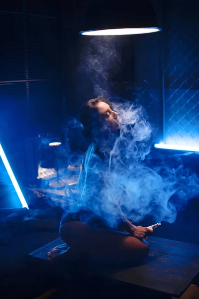 Seksi esmer vaping elektronik nargile