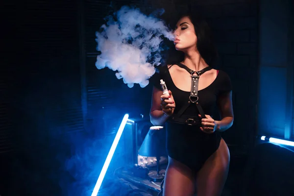 Concept de vapeur, femme sexy en lingerie vaping Electronic narguilé — Photo