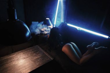 Genç güzel kadın vaping e-sigara.