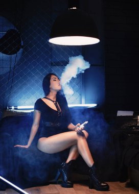 buharı kavramı, seksi genç kadın iç çamaşırı vaping e-sigara
