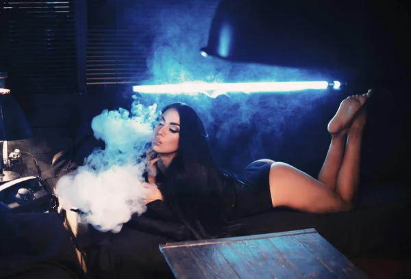 Hermosa mujer glamorosa humo cigarrillo electrónico, vapor y —  Fotos de Stock