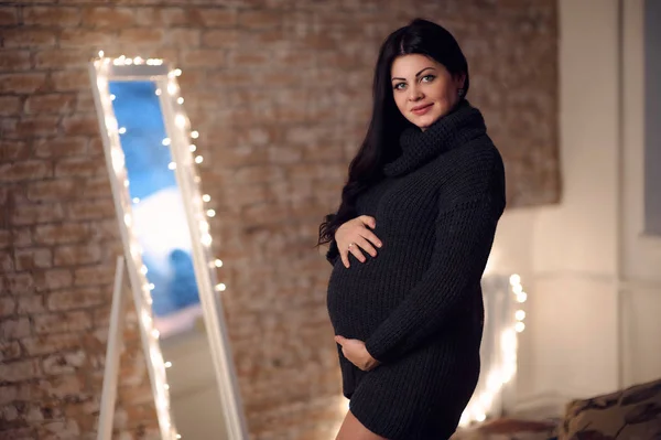 Foto de primer plano de la mujer embarazada posando —  Fotos de Stock