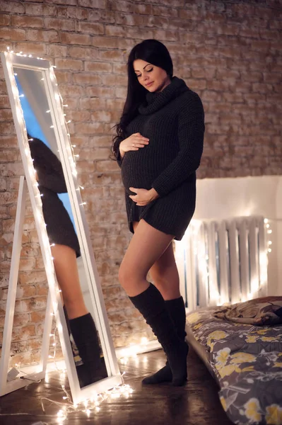 Joven hermosa sexy y elegante mujer embarazada —  Fotos de Stock