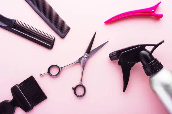 Zobacz narzędzia do układania włosów na górze pastelowy różowy tło — Zdjęcie stockowe
