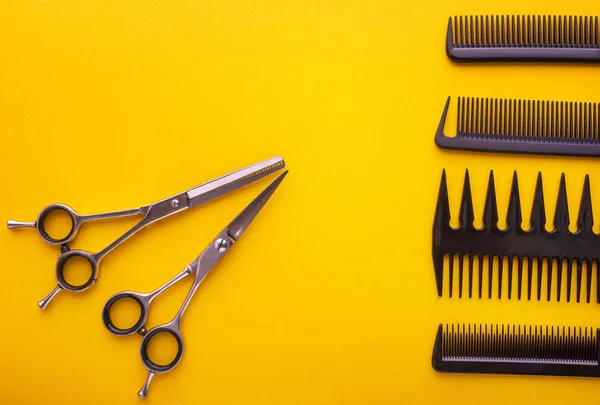 Outils vue du dessus du coiffeur sur isolat jaune — Photo