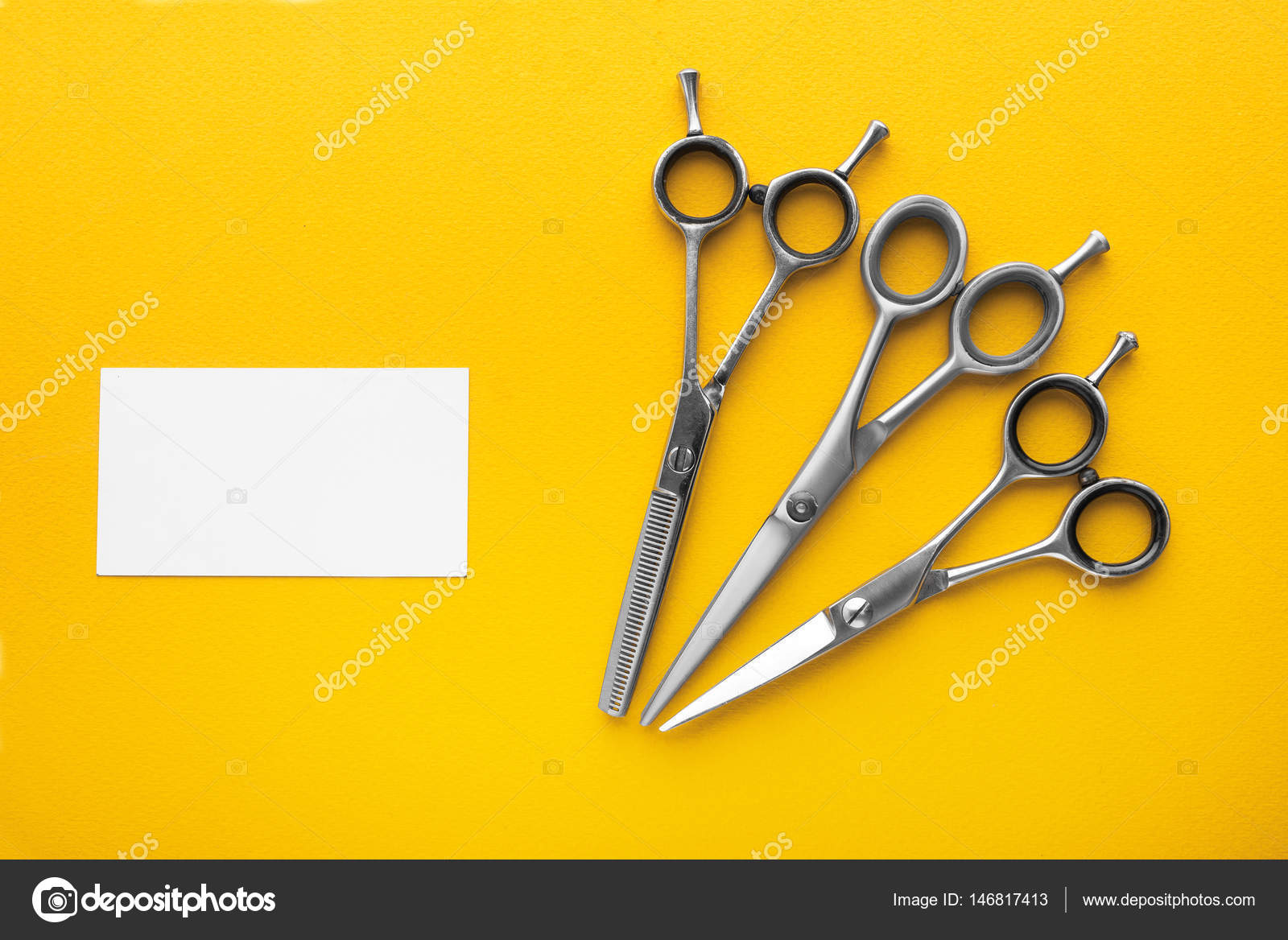 Professionelle Friseurschere isoliert auf gelbem Hintergrund