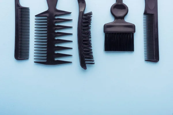 Cepillos para el cabello sobre fondo azul con espacio para copiar — Foto de Stock