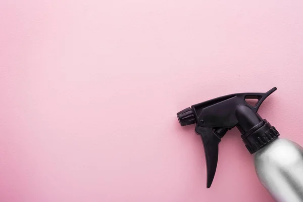 Contenedor spray peluquería aislado en rosa con espacio de copia — Foto de Stock