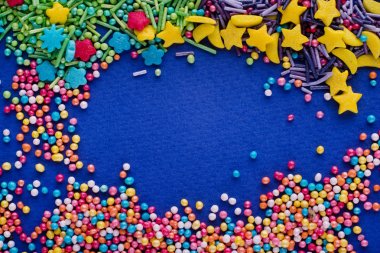 Dekorasyon için pasta ve bekery, sprinkles çok arka plan olarak renkli şeker serpin noktalar
