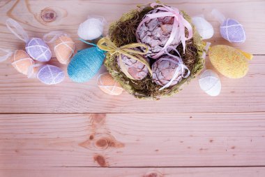 Rustik ahşap tablo easter yumurta. Tatil arka plan. Renkli fotoğraf.