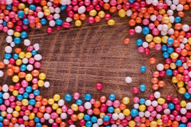 Şeker serpin noktalar, kek ve ekmek, sprinkles ahşap tahta arka plan üzerine bir kova içinde bir sürü için dekorasyon