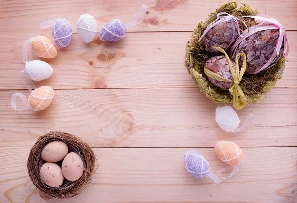 Húsvéti koncepció - húsvéti tojás fa háttér, felülnézet — Stock Fotó
