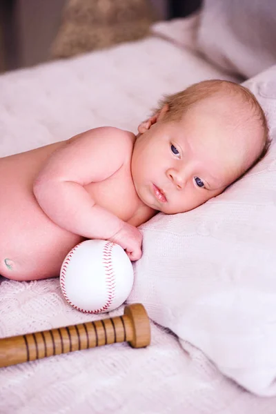 Menino com bola de beisebol. Futuro jogador de beisebol . — Fotografia de Stock