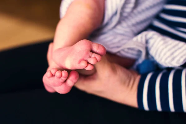 Adorable feets of newborn in mother hands close up — Stock Photo, Image
