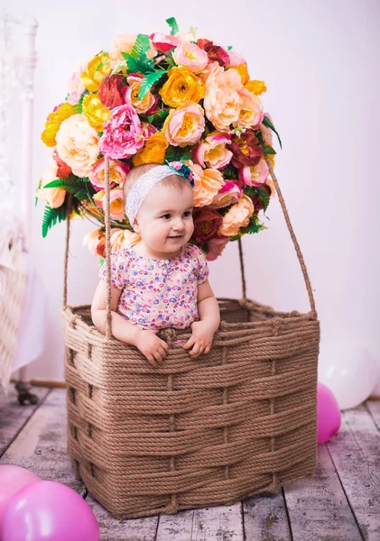 Портрет девочки в воздушном шаре на фоне цветов — стоковое фото