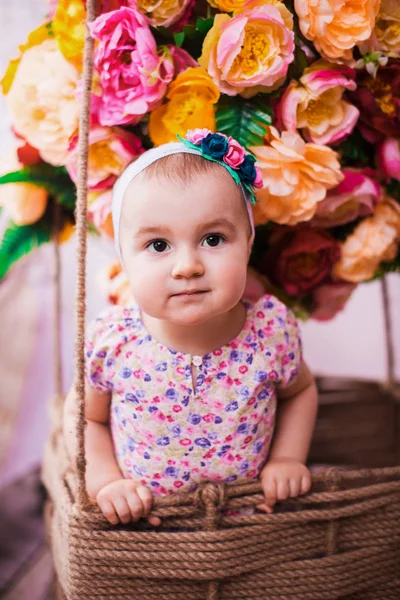 Retrato de menina em balão de flores fundo — Fotografia de Stock