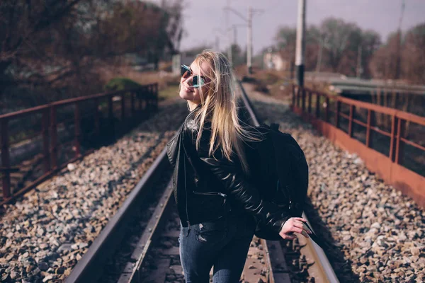 Νεαρός ταξιδιώτης γυναίκα στο σιδηρόδρομο με σακίδιο. Έννοια του ταξιδιού — Φωτογραφία Αρχείου